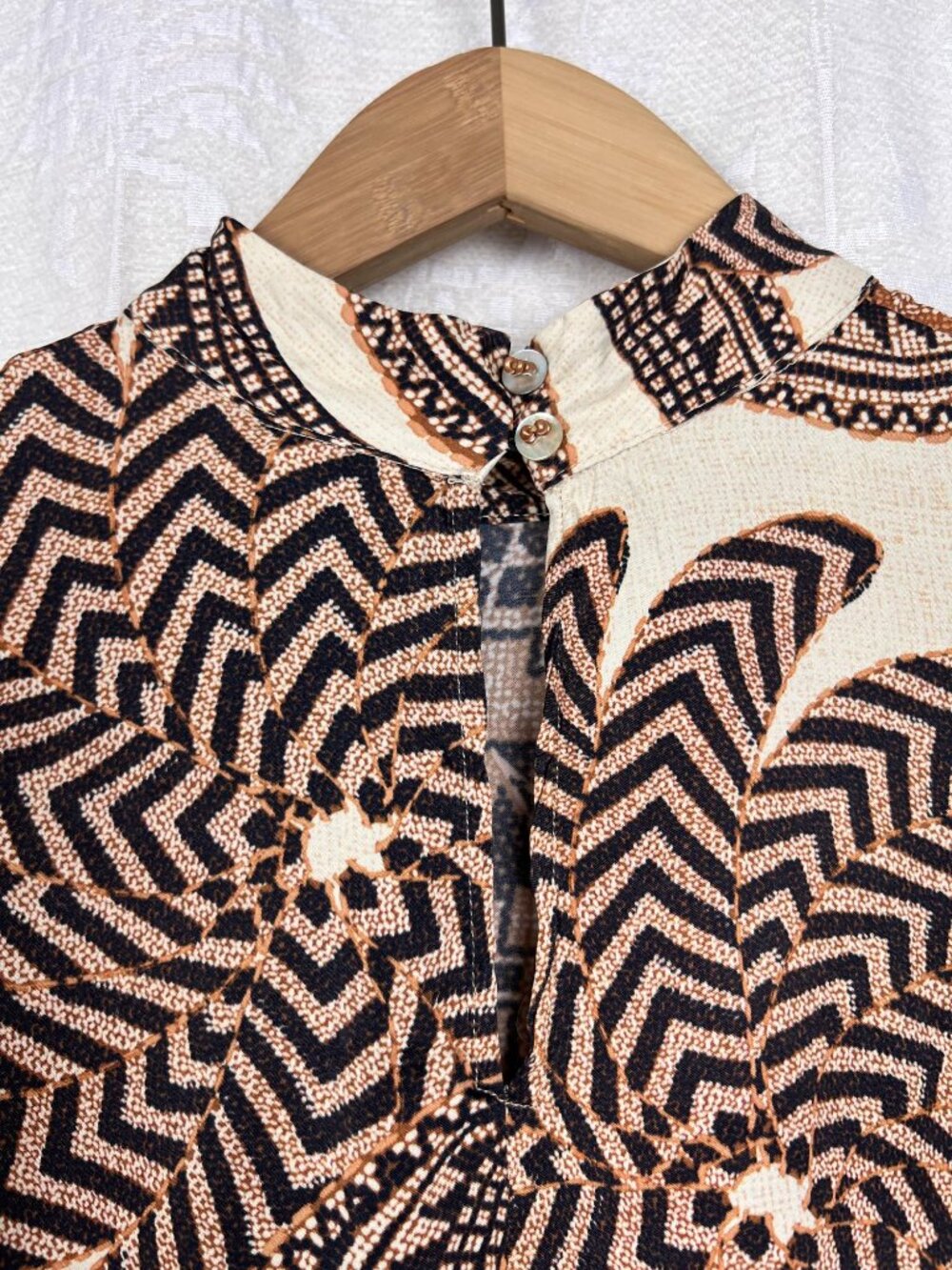 Farm Rio Yawanawa Banana mockneck blouse viscose satin flowy boho puff sleeve M - Picture 6 of 11